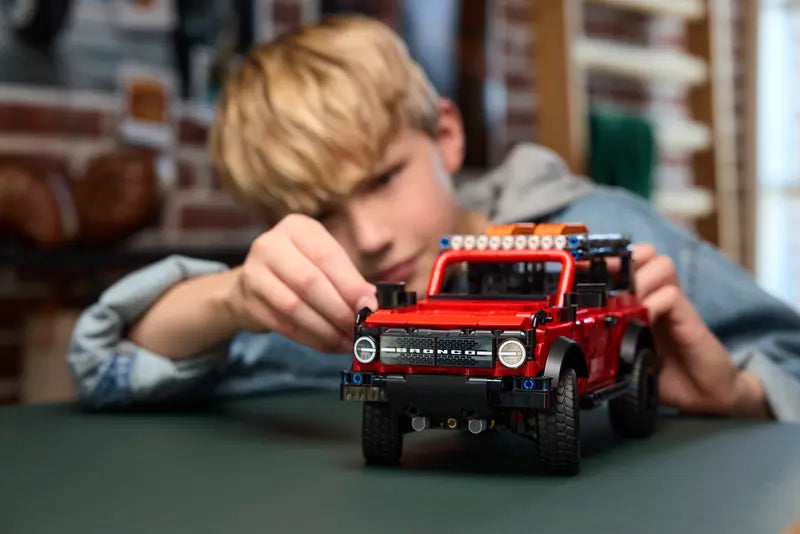 Lego Technic Ford Bronco (42213)
