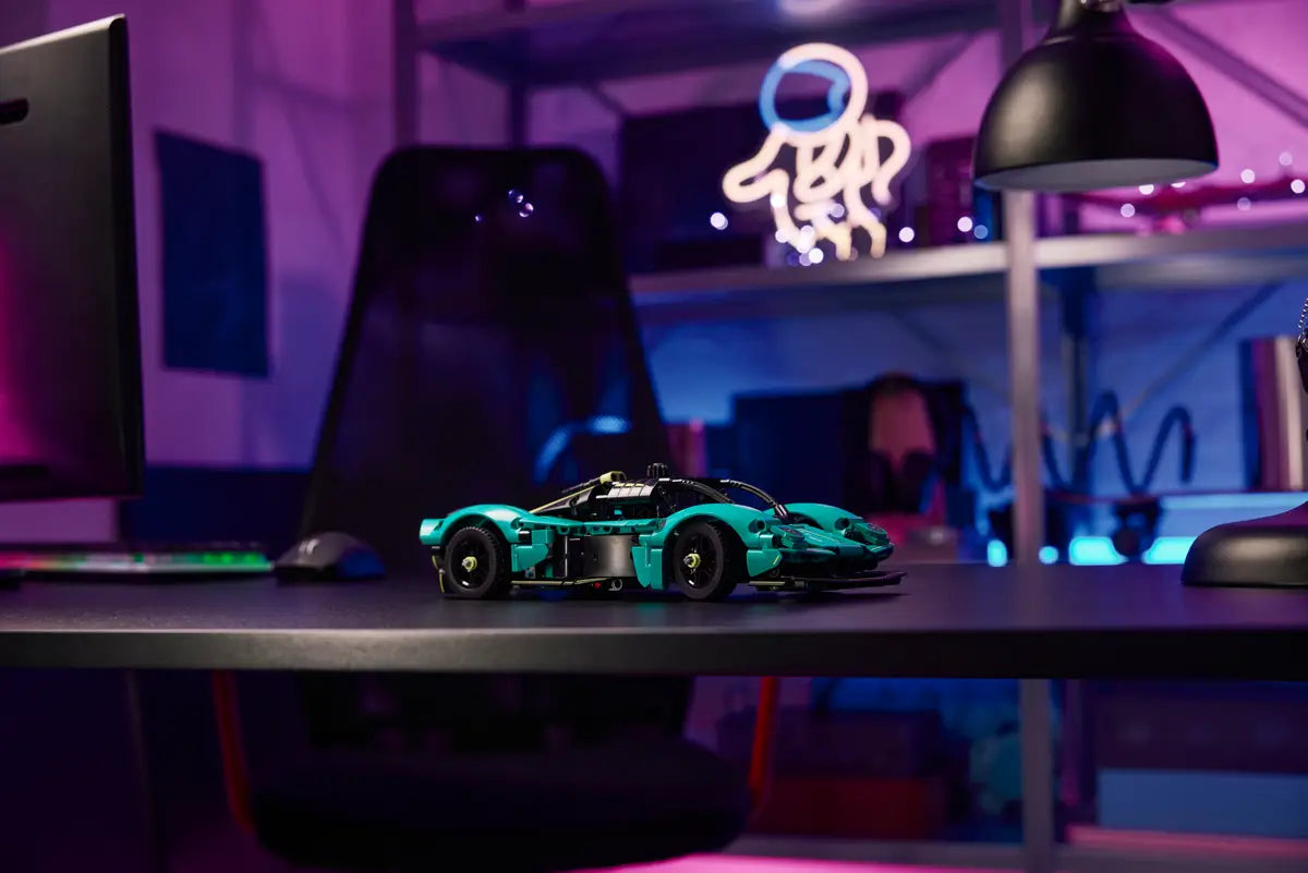 Aston Martin Valkyrie (42208)