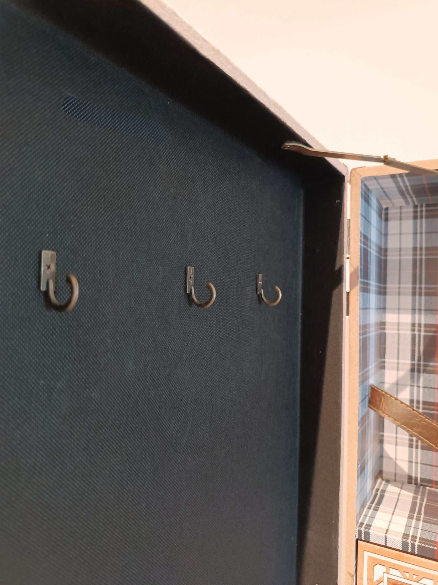 Suitcase / Jewelry Case / Decoration Hanger